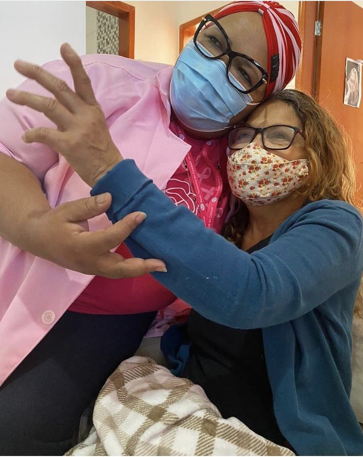 Voluntária abraçando paciente