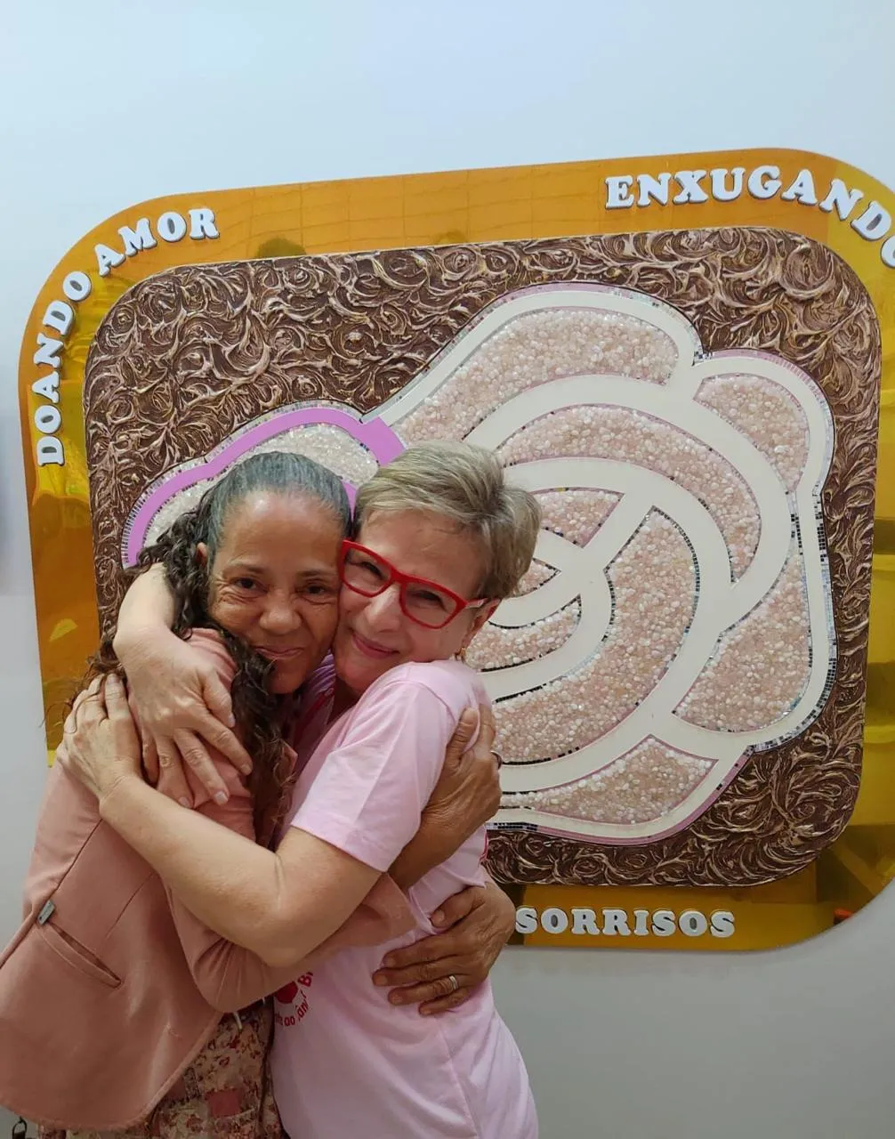 Voluntária da Rede Feminina acolhendo uma paciente
