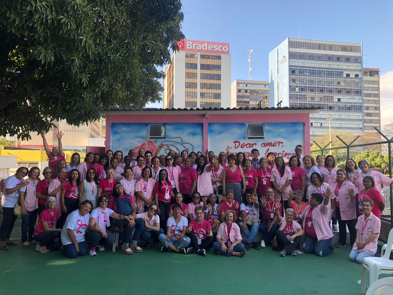 Tenda de atendimento da Casinha Rosa