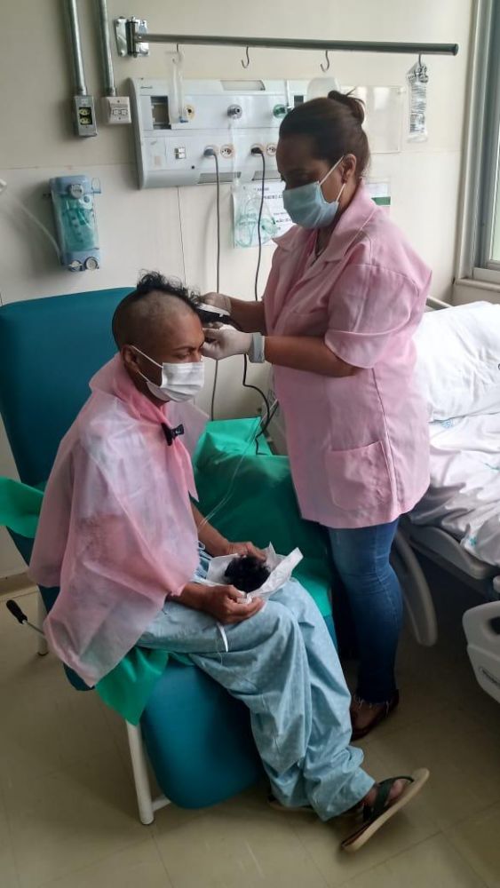 Corte de cabelo solidário a paciente