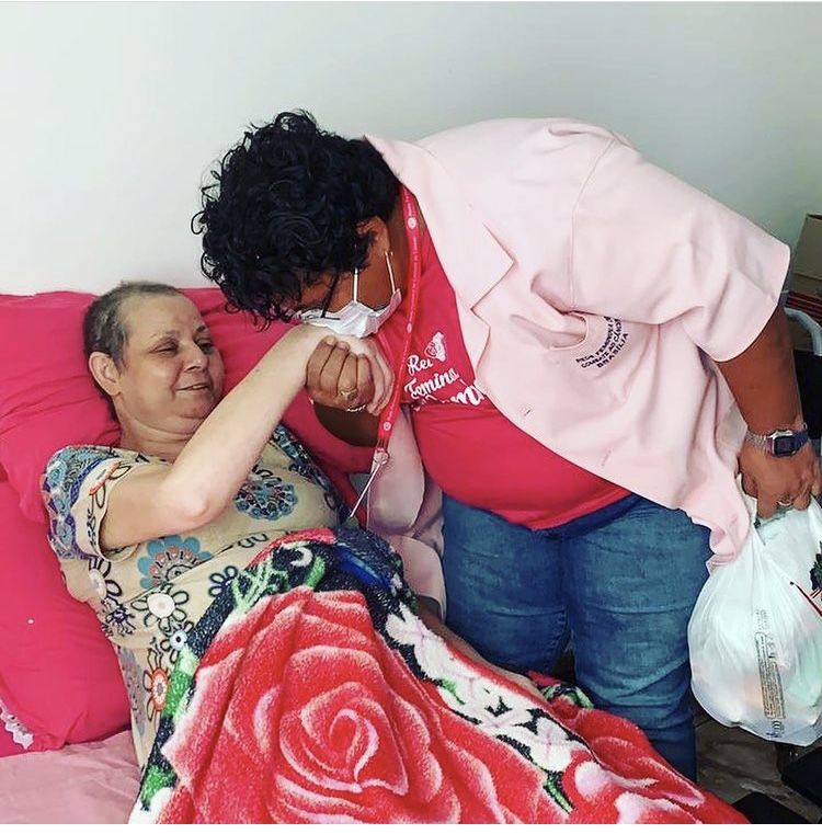 Entrega de doação a paciente no leito