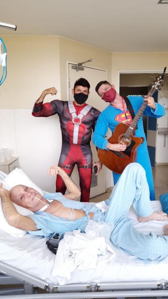 Visita fantasiada de super-heróis a paciente internado