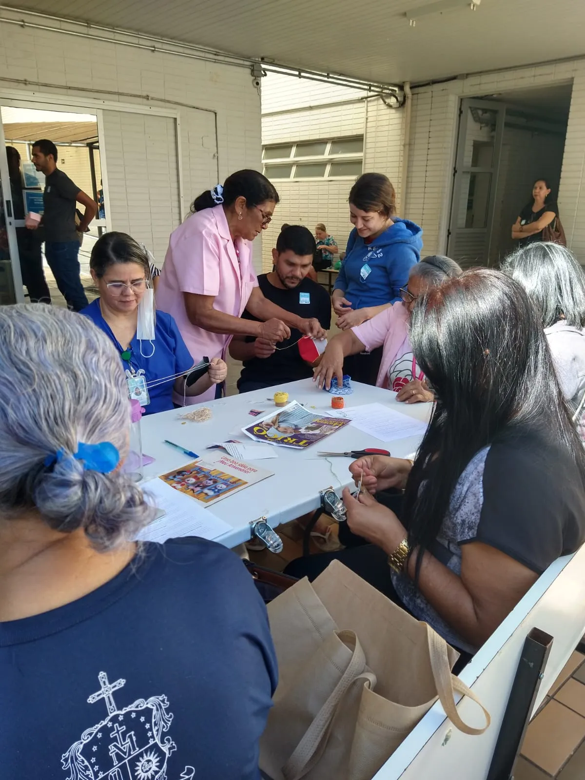 Oficina de artesanato com pacientes